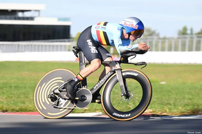 Evenepoel décroche un quatrième titre mondial consécutif du contre-la-montre